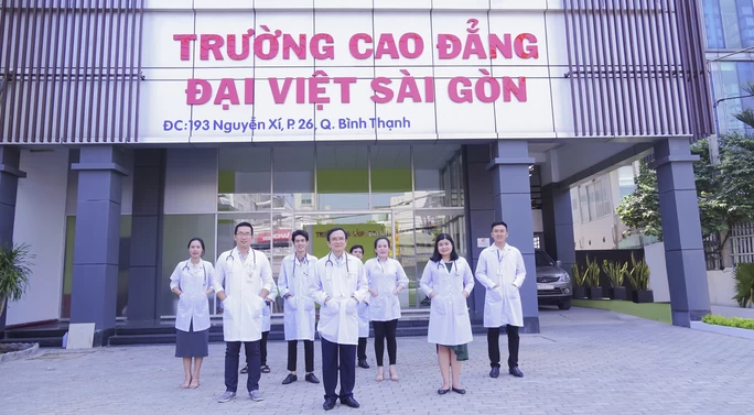 Đại diện tập thể giảng viên chuyên môn y khoa Trường CĐ Đại Việt Sài Gòn