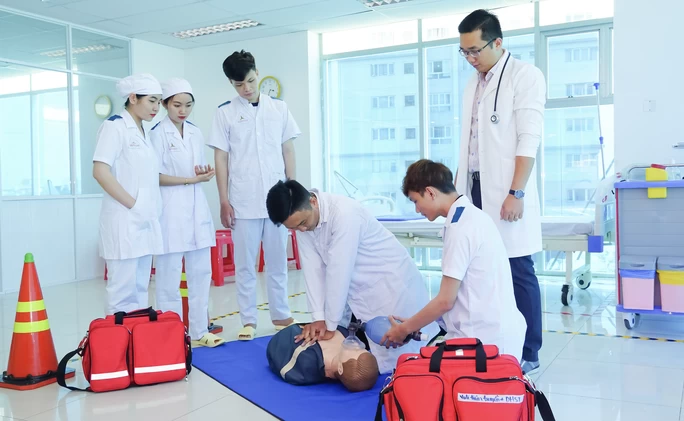 Buổi học thực hành cấp cứu tại Trung tâm huấn luyện tiền lâm sàng thuộc Trường CĐ Đại Việt Sài Gòn