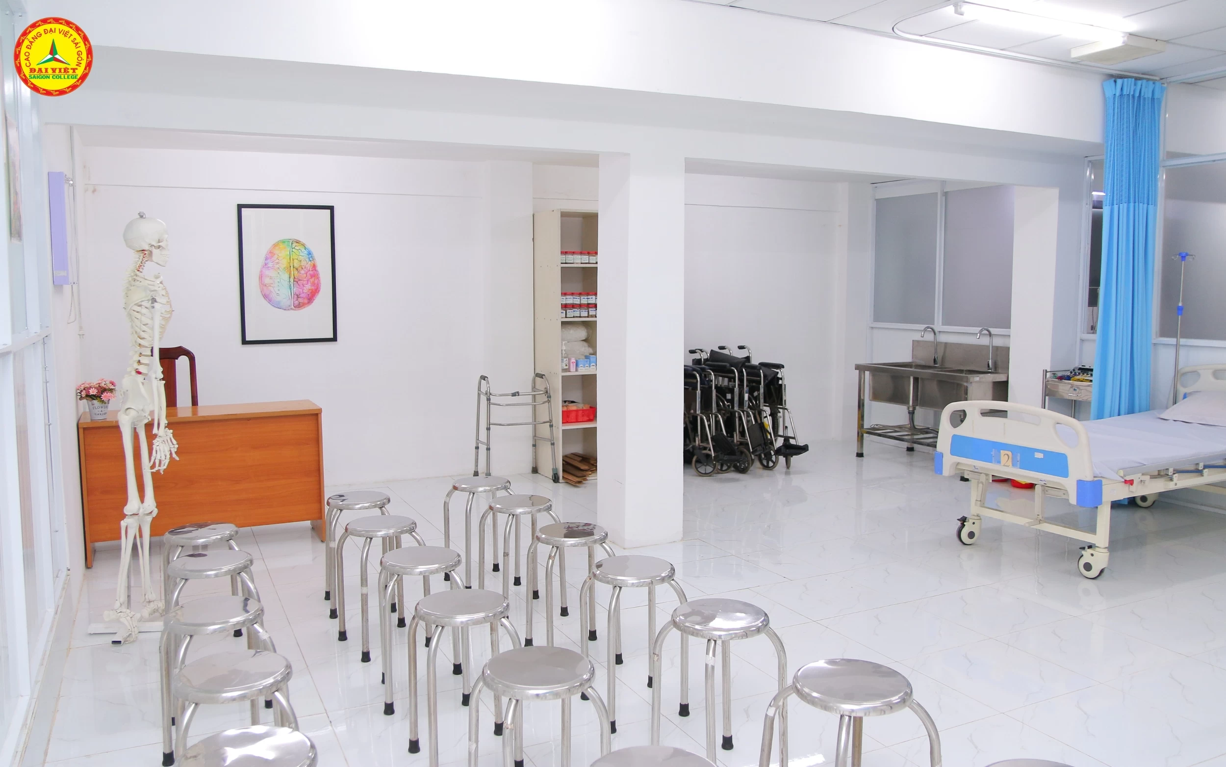 Y sỹ đa khoa Trường cao đẳng Đại Việt Sài Gòn