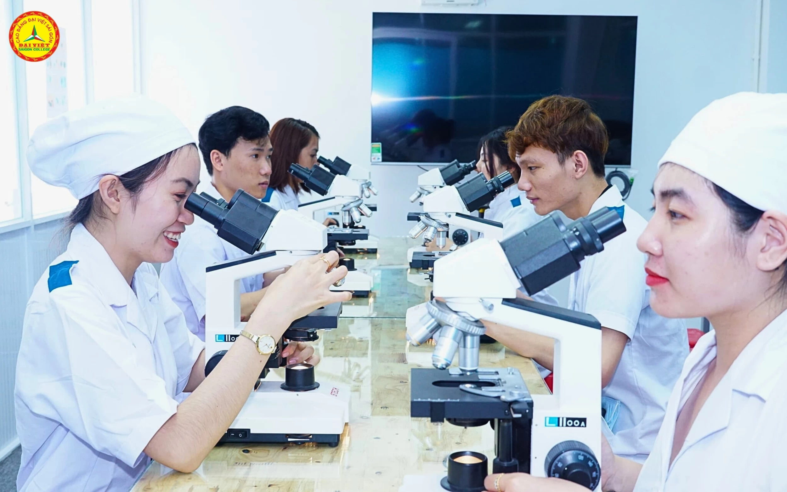 Y sỹ đa khoa Trường cao đẳng Đại Việt Sài Gòn