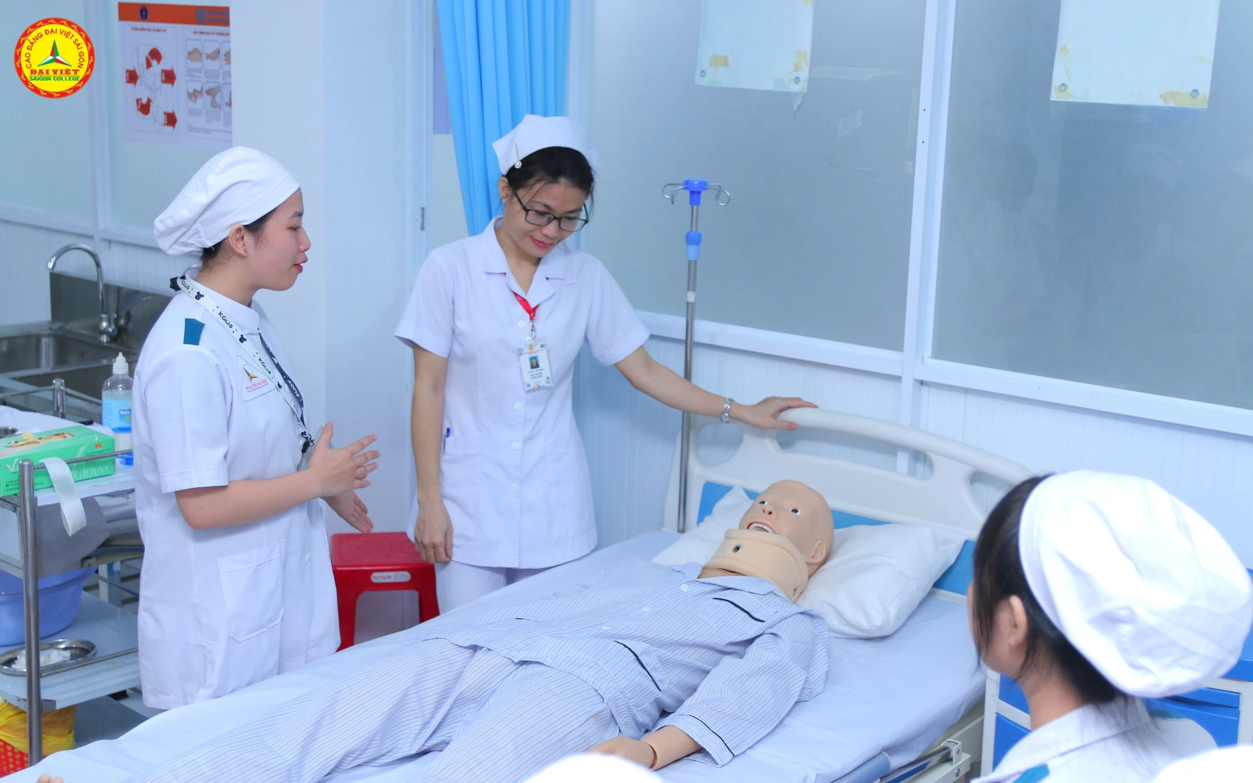 Y sỹ đa khoa Trường cao đẳng Đại Việt Sài Gòn