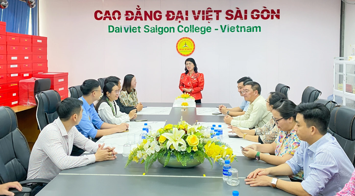 Cao đẳng Đại Việt Sài Gòn Đón Tiếp Đoàn Lãnh Đạo Phường Tân Sơn Hòa Chúc Mừng Ngày 20/11 | Trường Cao Đẳng Đại Việt Sài Gòn