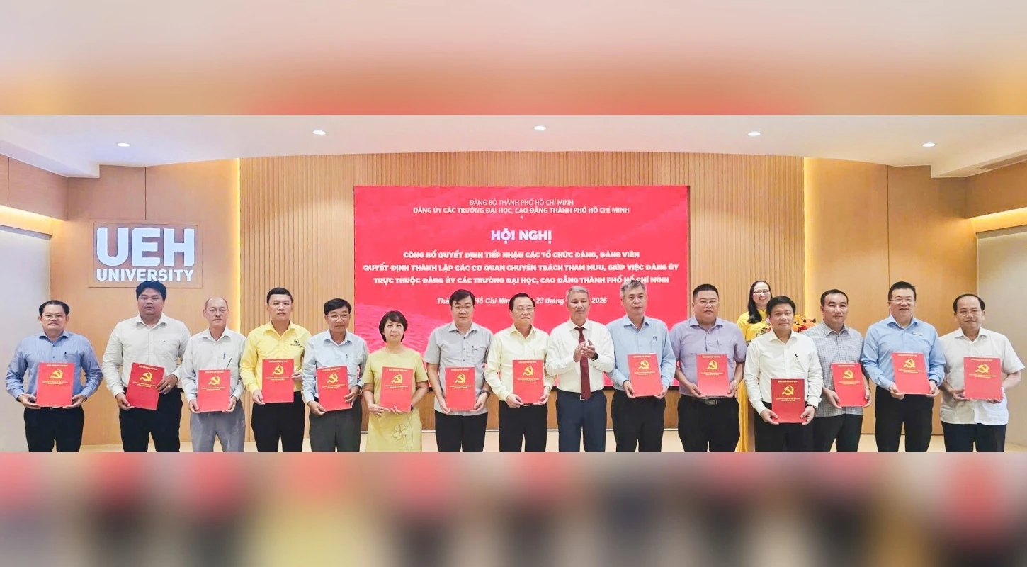 CHI BỘ TRƯỜNG CAO ĐẲNG ĐẠI VIỆT SÀI GÒN ĐƯỢC TIẾP NHẬN VỀ ĐẢNG ỦY CÁC TRƯỜNG ĐẠI HỌC, CAO ĐẲNG TP. HỒ CHÍ MINH | Trường Cao Đẳng Đại Việt Sài Gòn