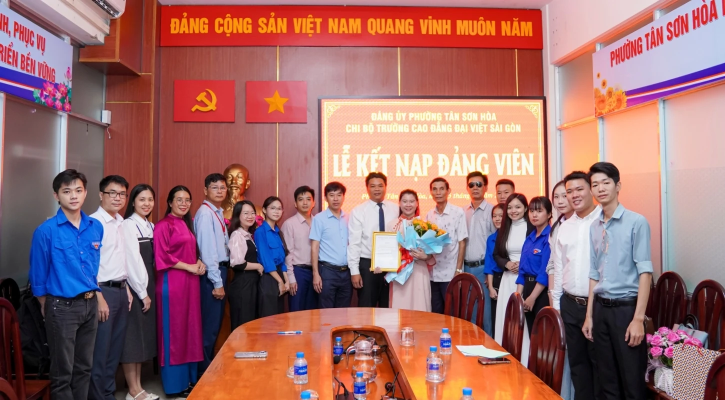 CHI BỘ TRƯỜNG CAO ĐẲNG ĐẠI VIỆT SÀI GÒN TỔ CHỨC LỄ KẾT NẠP ĐẢNG VIÊN MỚI | Trường Cao Đẳng Đại Việt Sài Gòn