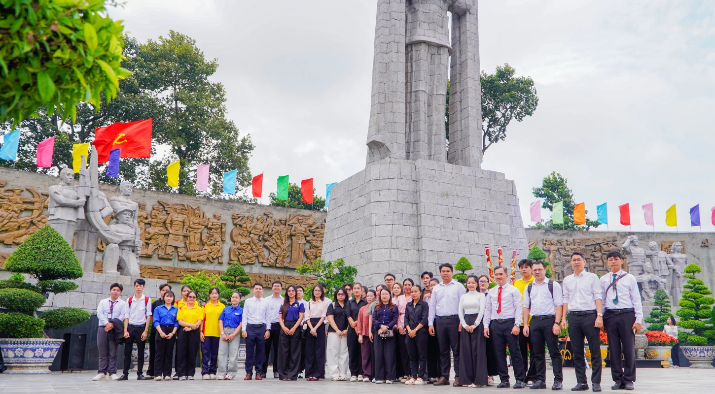 Đại Việt Sài Gòn dâng hương tưởng niệm các Anh hùng Liệt sĩ nhân kỷ niệm 79 năm Ngày Thương binh - Liệt sĩ | Trường Cao Đẳng Đại Việt Sài Gòn