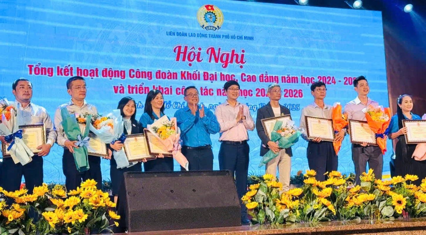 ĐẠI VIỆT SÀI GÒN NHẬN BẰNG KHEN LĐLĐ TP.HCM NĂM HỌC 2024–2025 | Trường Cao Đẳng Đại Việt Sài Gòn