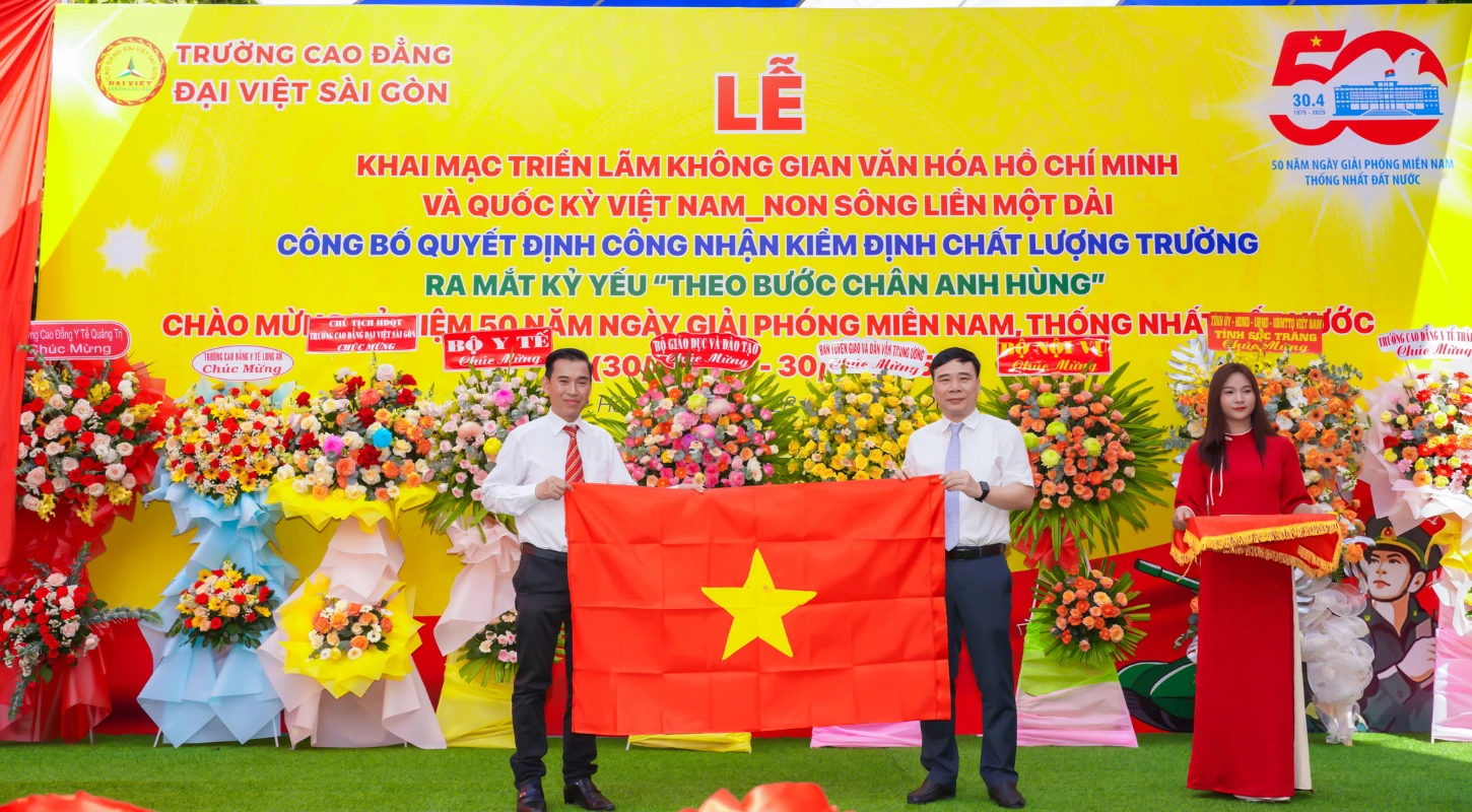 ĐẠI VIỆT SÀI GÒN VINH DỰ ĐÓN NHẬN QUỐC KỲ TỪ BỘ NỘI VỤ VÀ CỜ ĐẢO TRƯỜNG SA | Trường Cao Đẳng Đại Việt Sài Gòn
