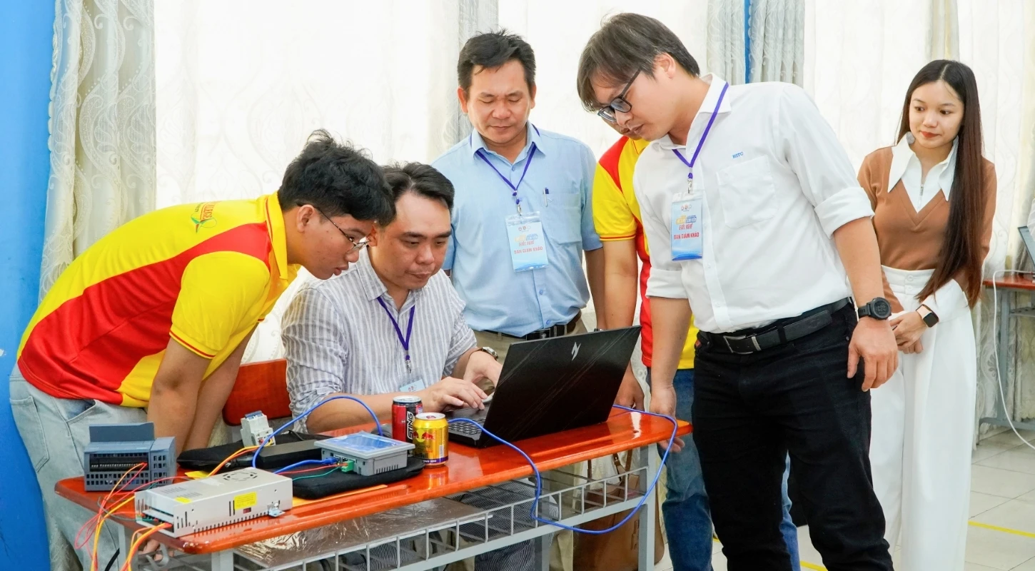 ĐỘ CHỈNH CHỨ KO ĐỘ CHƠI: NGÀNH THI “ĐIỀU KHIỂN TỰ ĐỘNG” DVE LÊN SÀN THI GIỎI NGHỀ 2026 CẤP THÀNH PHỐ! | Trường Cao Đẳng Đại Việt Sài Gòn