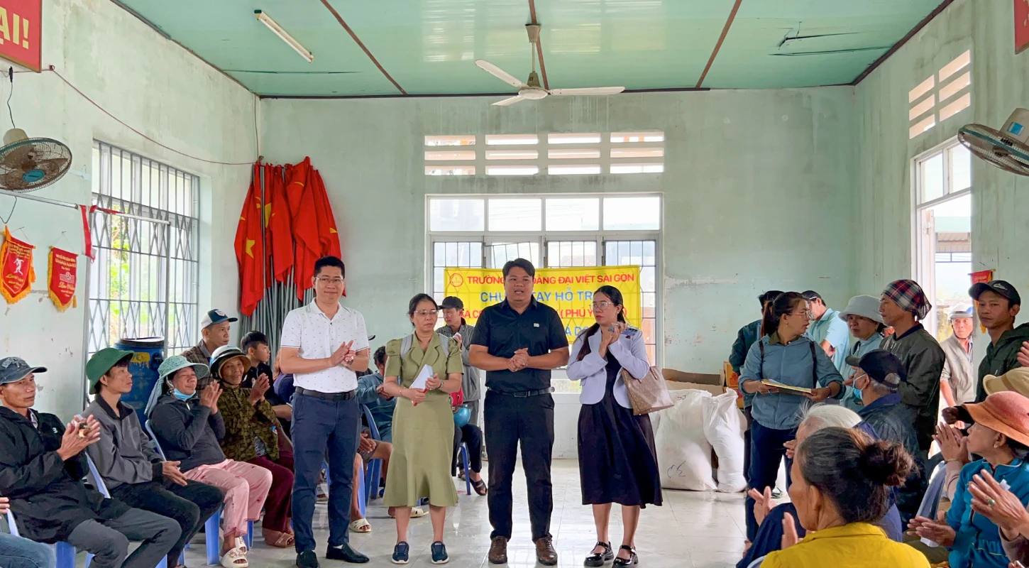 HÀNH TRÌNH YÊU THƯƠNG TẠI XÃ HÒA XUÂN – NƠI TRAO GỬI NIỀM TIN GIỮA BÃO LŨ | Trường Cao Đẳng Đại Việt Sài Gòn