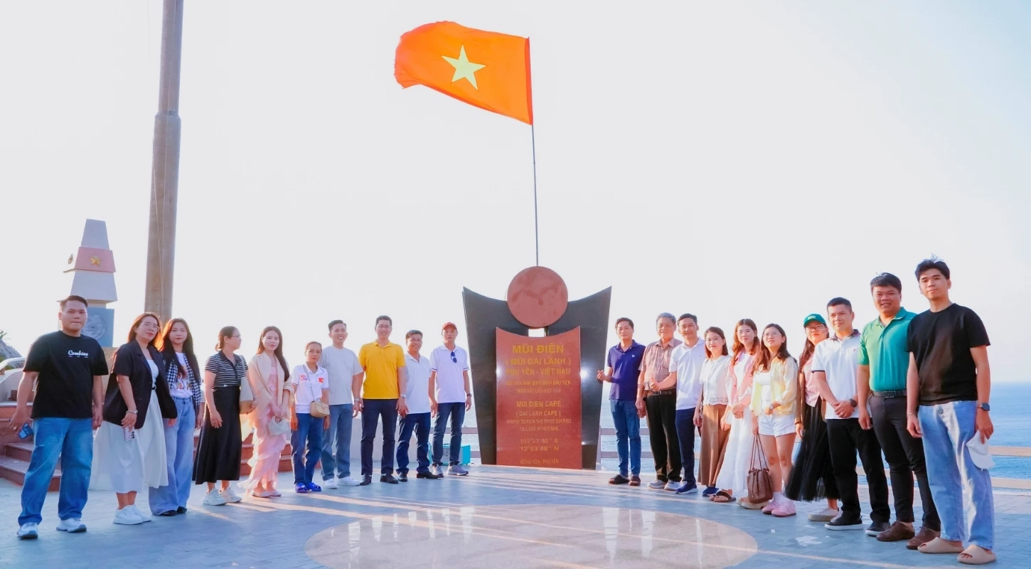 HÀO HÙNG TIẾNG HÁT QUỐC CA GIỮA BÌNH MINH CỰC ĐÔNG TỔ QUỐC | Trường Cao Đẳng Đại Việt Sài Gòn