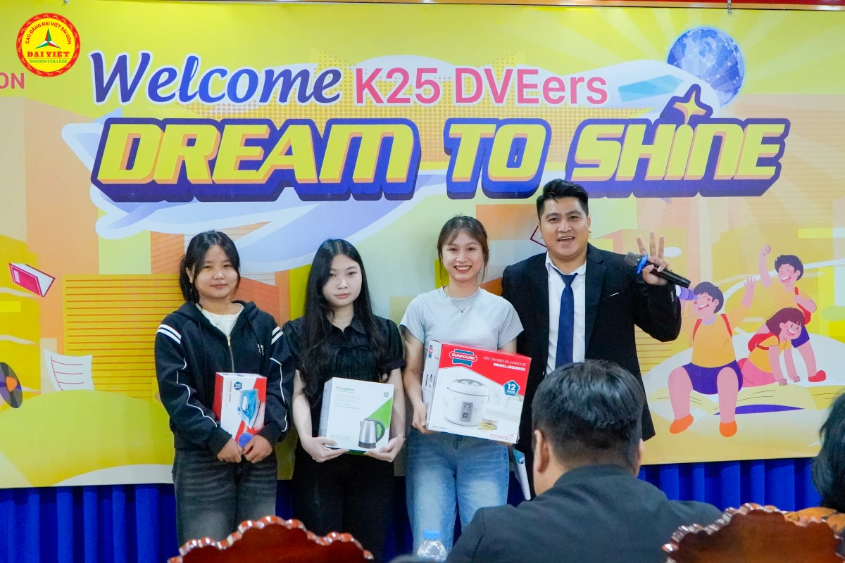 KHOẢNH KHẮC RẠNG RỠ TẠI NGÀY HỘI ĐỊNH HƯỚNG NGHỀ NGHIỆP - ĐẠI VIỆT SÀI GÒN | Trường Cao Đẳng Đại Việt Sài Gòn