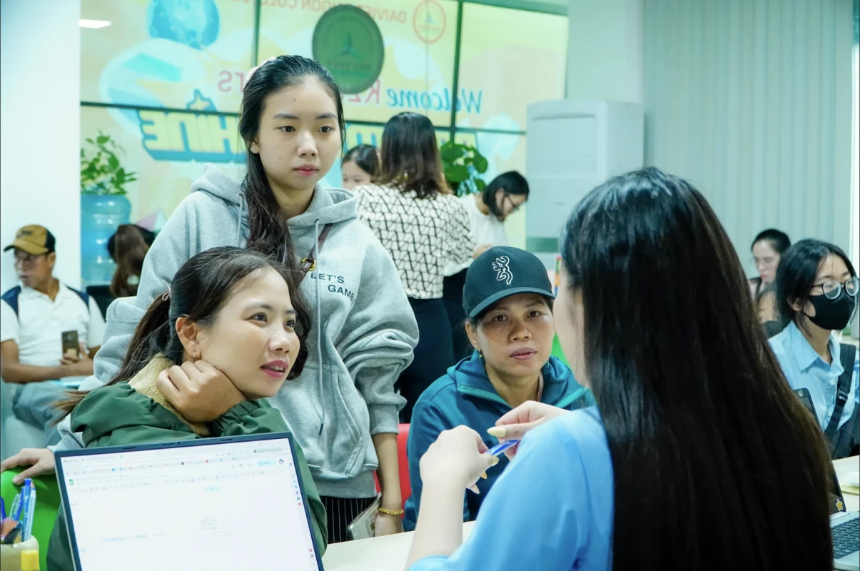 KHÔNG NGẠI MƯA GIÓ, HÀNG TRĂM TÂN SINH VIÊN NÔ NỨC NHẬP HỌC DƯỚI CƠN MƯA TẦM TÃ TẠI CAO ĐẲNG ĐẠI VIỆT SÀI GÒN | Trường Cao Đẳng Đại Việt Sài Gòn
