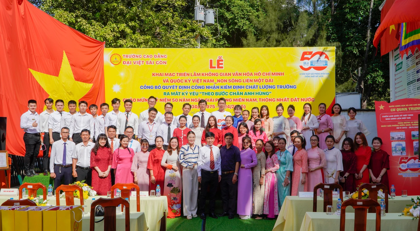 LỄ BẾ MẠC TRIỂN LÃM “CỜ QUỐC KỲ – NON SÔNG LIỀN MỘT DẢI” | Trường Cao Đẳng Đại Việt Sài Gòn