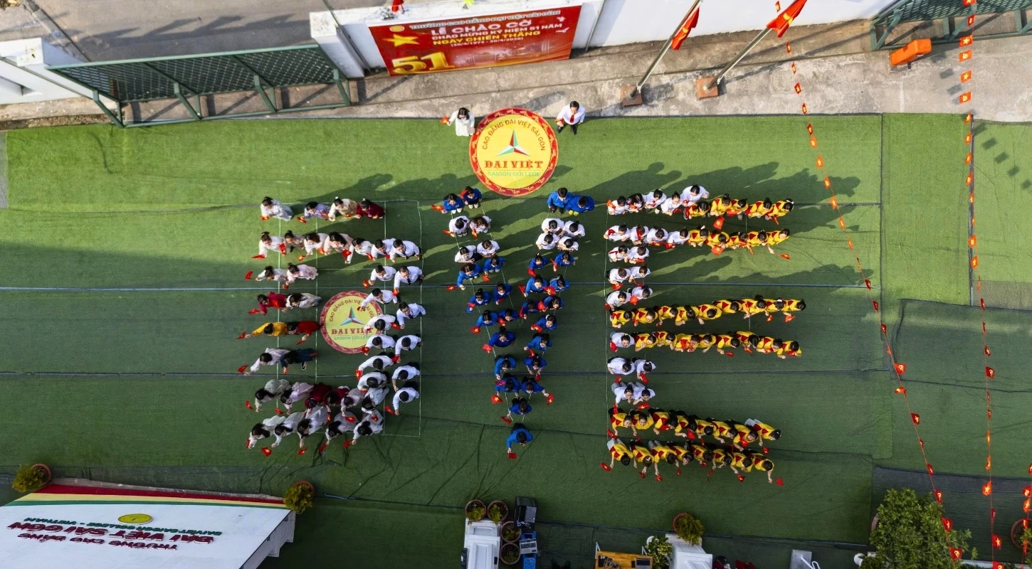 LỄ CHÀO CỜ ĐẶC BIỆT - CHÀO MỪNG KỶ NIỆM 51 NĂM NGÀY GIẢI PHÓNG MIỀN NAM | Trường Cao Đẳng Đại Việt Sài Gòn