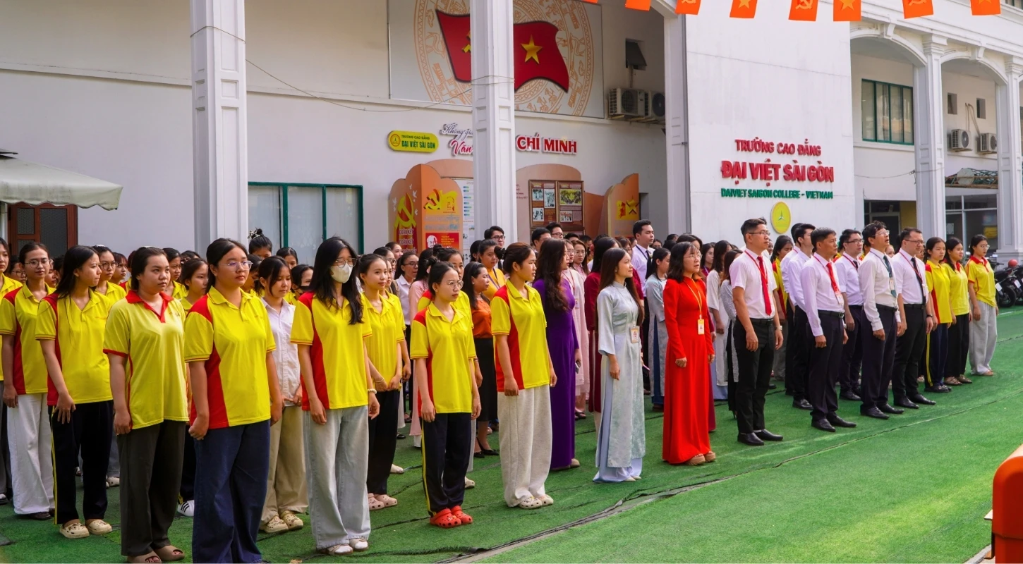 LỄ CHÀO CỜ ĐẦU TUẦN - KHỞI ĐẦU MỘT TUẦN HỌC TẬP ĐẦY NĂNG LƯỢNG | Trường Cao Đẳng Đại Việt Sài Gòn