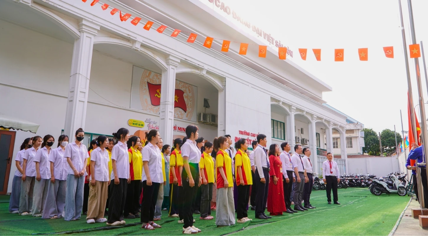 LỄ CHÀO CỜ ĐẦU TUẦN: KHƠI DẬY LÒNG TỰ HÀO VÀ TINH THẦN ĐOÀN KẾT TẠI CAO ĐẲNG ĐẠI VIỆT SÀI GÒN | Trường Cao Đẳng Đại Việt Sài Gòn