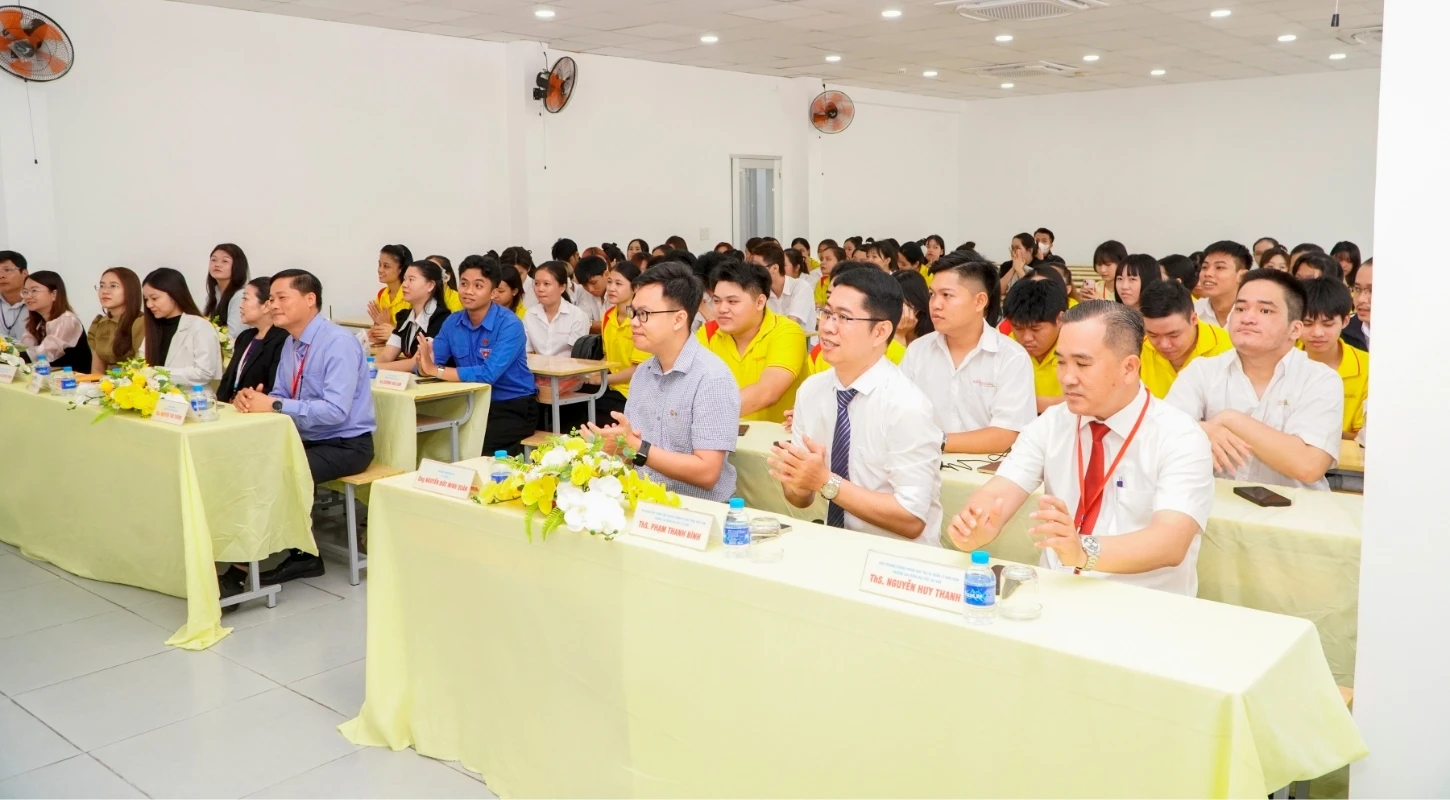 SINH VIÊN CAO ĐẲNG ĐẠI VIỆT SÀI GÒN LÀM CHỦ CÔNG NGHỆ CÙNG FPT RETAIL | Trường Cao Đẳng Đại Việt Sài Gòn