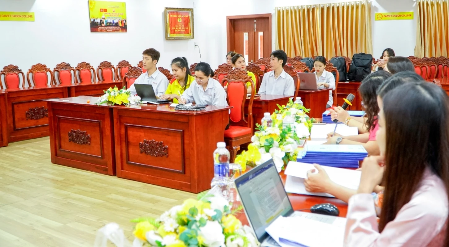 SINH VIÊN KINH TẾ CHÍNH THỨC “VỀ ĐÍCH”: DẤU ẤN TẠI HỘI ĐỒNG BẢO VỆ KHÓA LUẬN TỐT NGHIỆP | Trường Cao Đẳng Đại Việt Sài Gòn