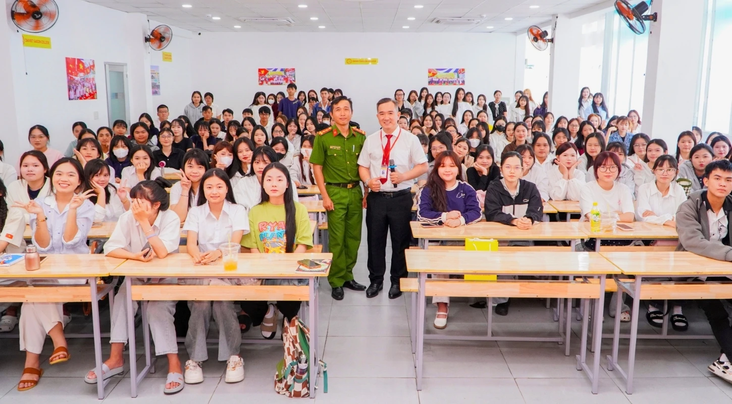 TÂN SINH VIÊN K26 - ĐỢT 2 TRANG BỊ KỸ NĂNG ỨNG XỬ VÀ NÂNG CAO NHẬN THỨC PHÒNG, CHỐNG TỆ NẠN XÃ HỘI | Trường Cao Đẳng Đại Việt Sài Gòn