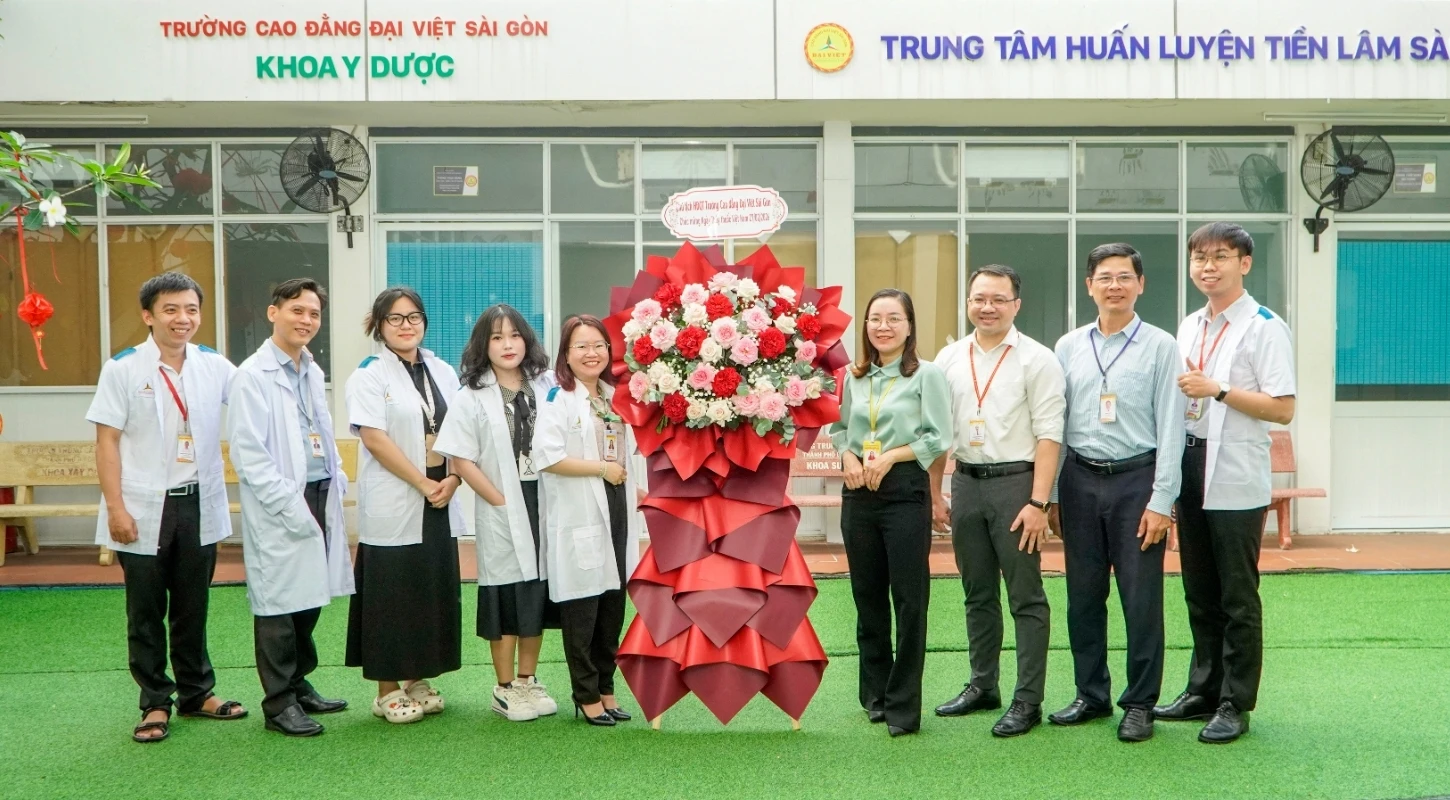 THĂM VÀ CHÚC MỪNG KHOA CHĂM SÓC SỨC KHỎE NHÂN NGÀY THẦY THUỐC VIỆT NAM | Trường Cao Đẳng Đại Việt Sài Gòn