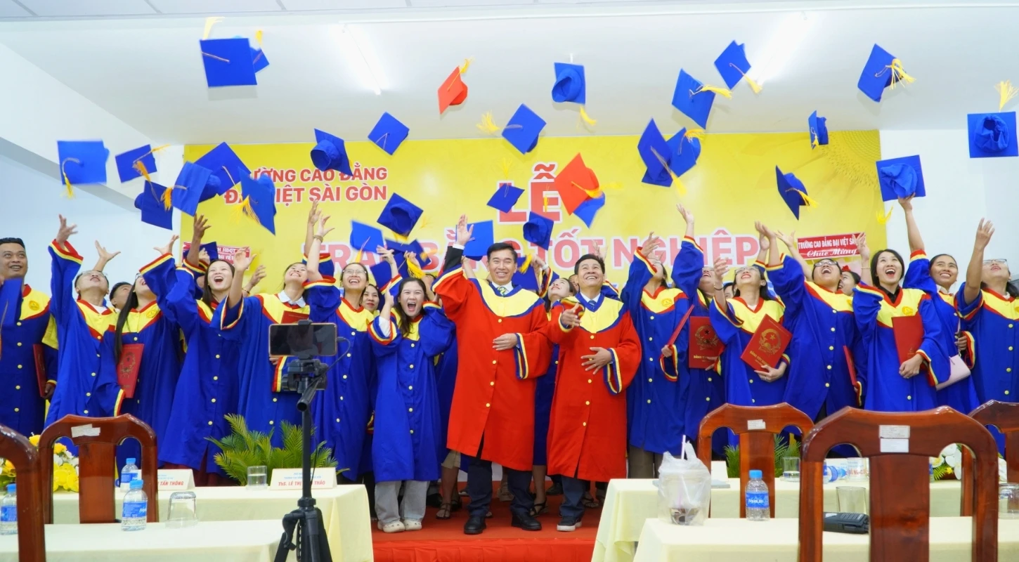 TRƯỜNG CAO ĐẲNG ĐẠI VIỆT SÀI GÒN GỬI TẶNG NHỮNG KHOẢNH KHẮC ĐẸP TRONG LỄ TỐT NGHIỆP ĐẾN CÁC TÂN CỬ NHÂN, TÂN KỸ SƯ | Trường Cao Đẳng Đại Việt Sài Gòn