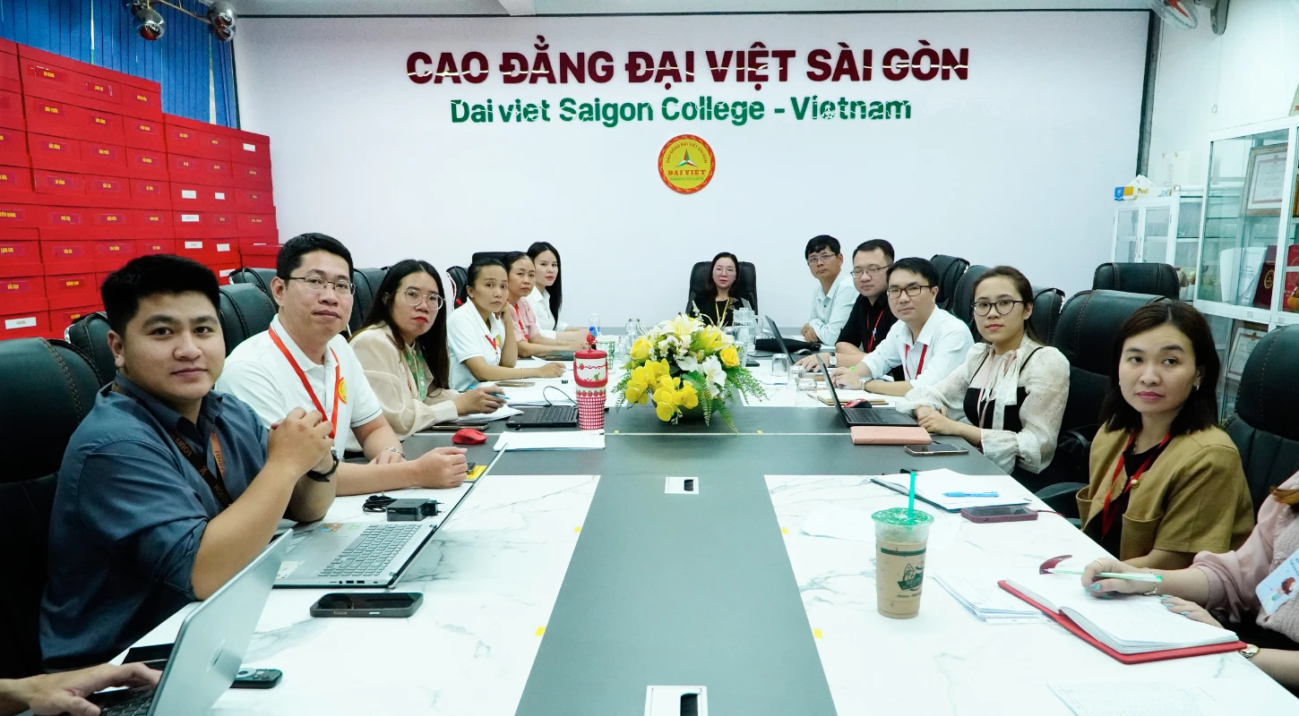 TRƯỜNG CAO ĐẲNG ĐẠI VIỆT SÀI GÒN THAM DỰ HỘI NGHỊ TRIỂN KHAI NGHỊ QUYẾT 71-NQ/TW CỦA BỘ CHÍNH TRỊ | Trường Cao Đẳng Đại Việt Sài Gòn