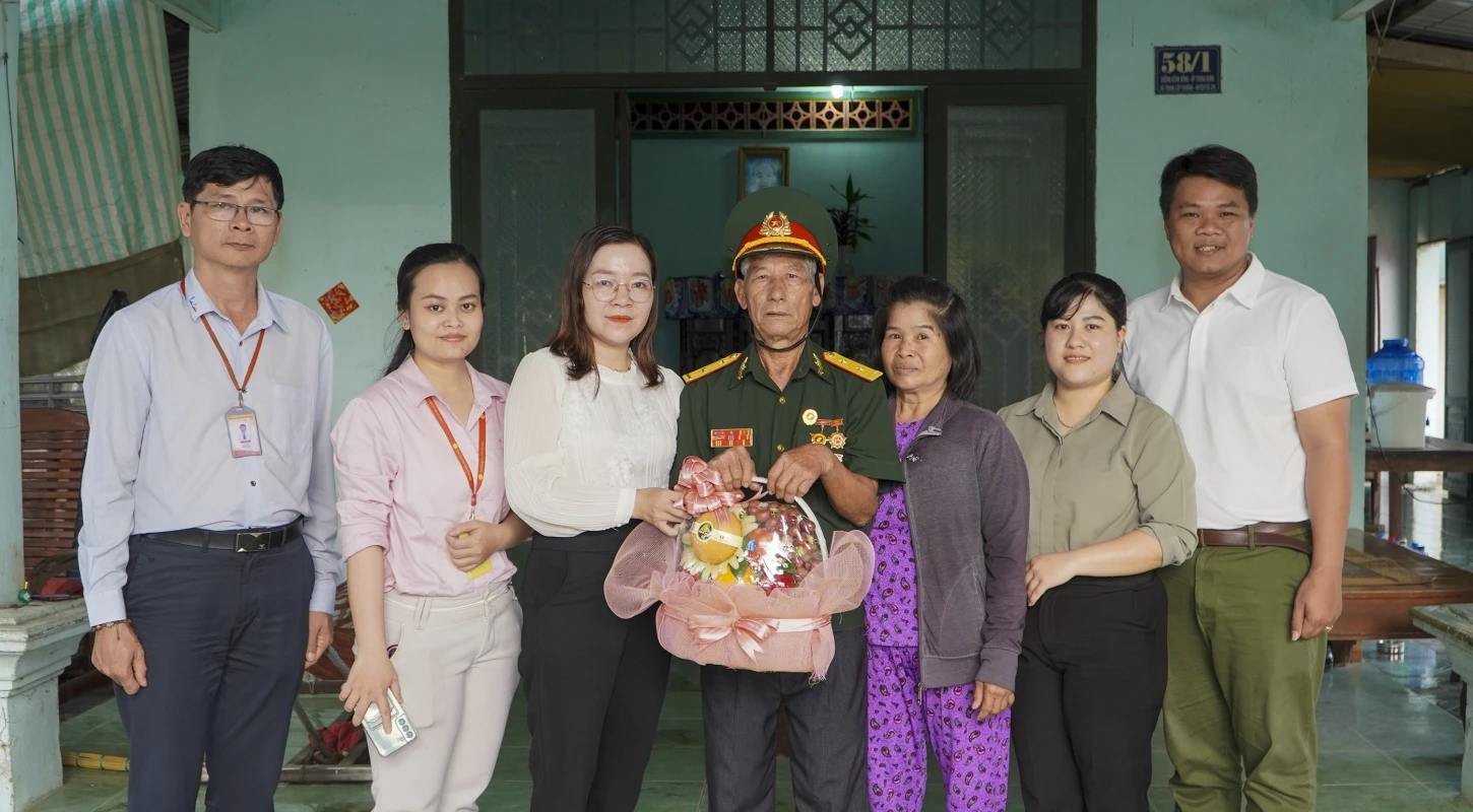 Trường Cao Đẳng Đại Việt Sài Gòn Thăm Và Tặng Quà Cựu Chiến Binh Phạm Văn Trân | Trường Cao Đẳng Đại Việt Sài Gòn