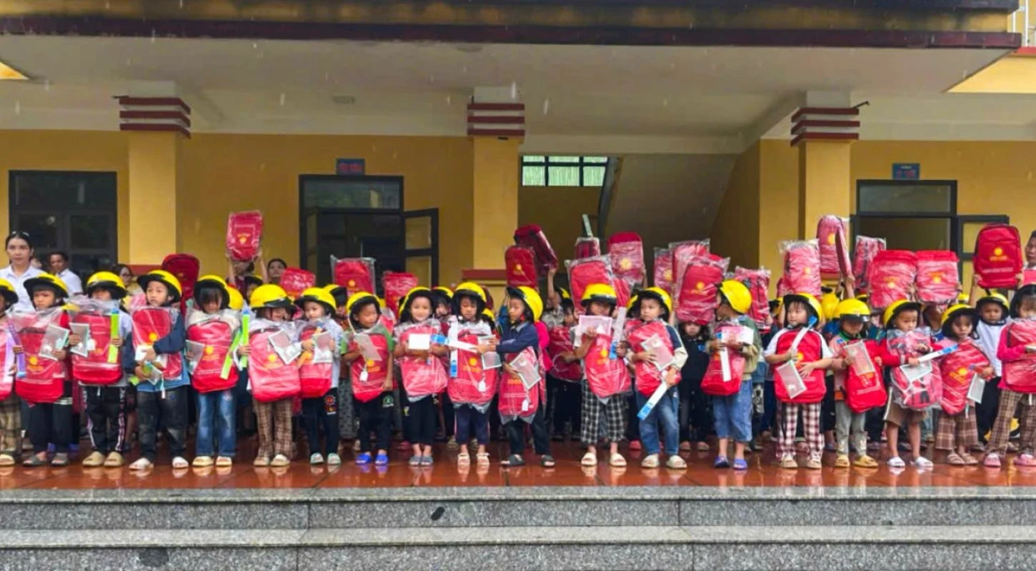 TRƯỜNG CAO ĐẲNG ĐẠI VIỆT SÀI GÒN TRAO GỬI 200 PHẦN QUÀ Ý NGHĨA ĐẾN CÁC EM NHỎ VÙNG CAO YÊN BÁI | Trường Cao Đẳng Đại Việt Sài Gòn