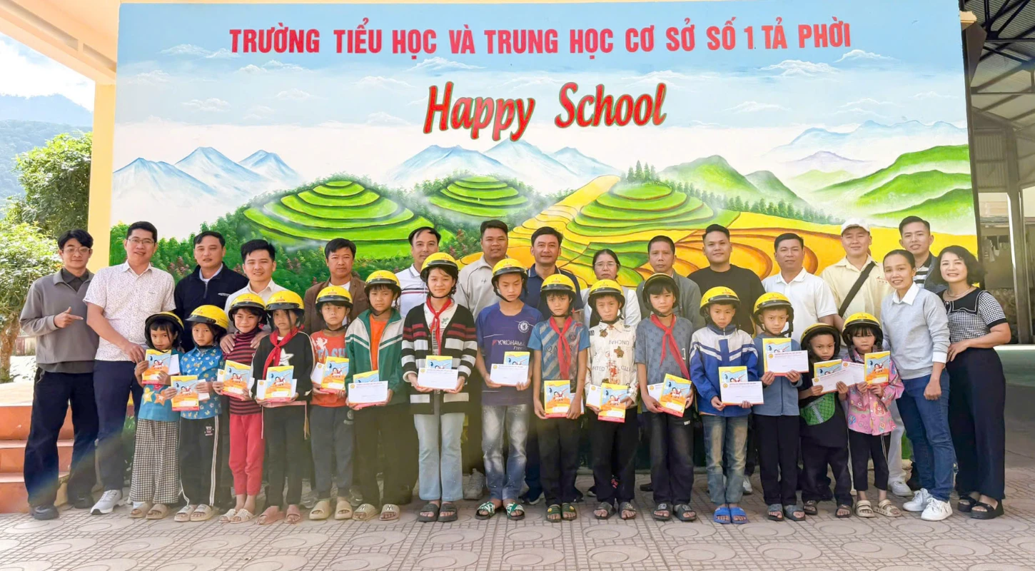 TRƯỜNG CAO ĐẲNG ĐẠI VIỆT SÀI GÒN TRAO QUÀ CHO CÁC EM NHỎ VÙNG CAO TẢ PHỜI | Trường Cao Đẳng Đại Việt Sài Gòn