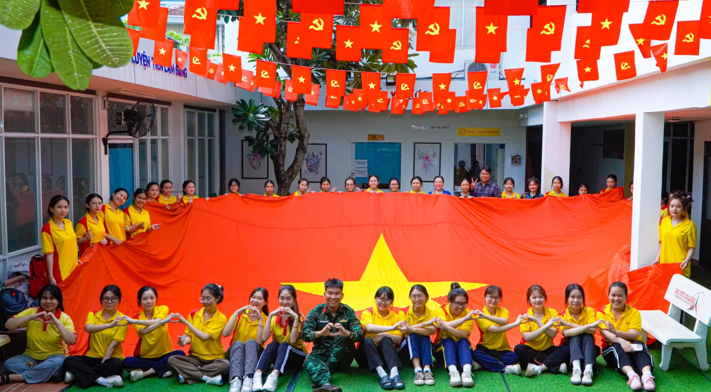 TRƯỜNG CAO ĐẲNG ĐẠI VIỆT SÀI GÒN VINH DỰ TIẾP NHẬN CỜ TỔ QUỐC TỪ MÁI NHÀ QUỐC HỘI | Trường Cao Đẳng Đại Việt Sài Gòn
