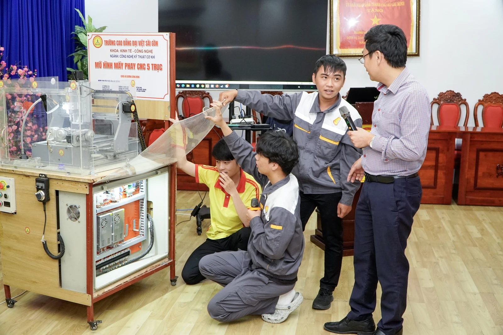 BẢO VỆ ĐỒ ÁN CÔNG NGHỆ KỸ THUẬT CƠ KHÍ – DOANH NGHIỆP TUYỂN DỤNG NGAY TẠI HỘI ĐỒNG