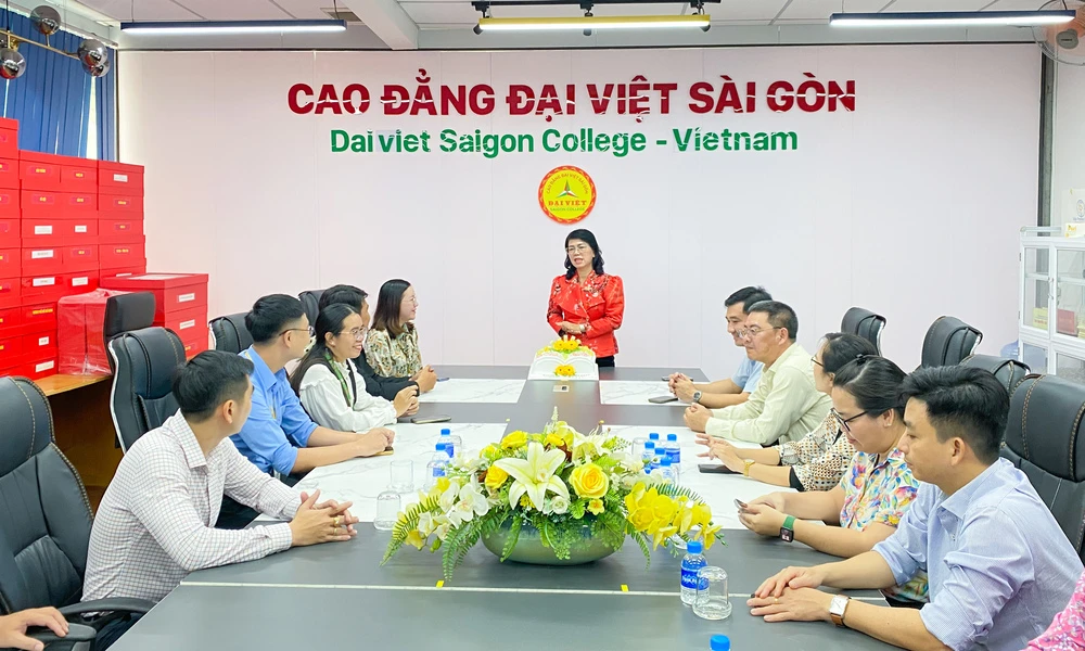 Cao đẳng Đại Việt Sài Gòn Đón Tiếp Đoàn Lãnh Đạo Phường Tân Sơn Hòa Chúc Mừng Ngày 20/11