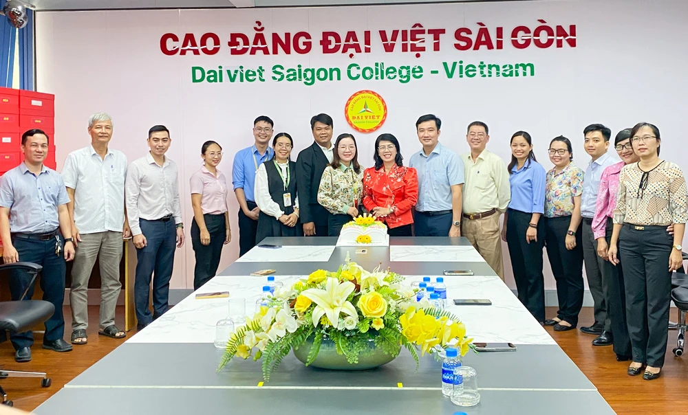Cao đẳng Đại Việt Sài Gòn Đón Tiếp Đoàn Lãnh Đạo Phường Tân Sơn Hòa Chúc Mừng Ngày 20/11