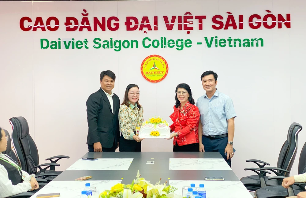 Cao đẳng Đại Việt Sài Gòn Đón Tiếp Đoàn Lãnh Đạo Phường Tân Sơn Hòa Chúc Mừng Ngày 20/11