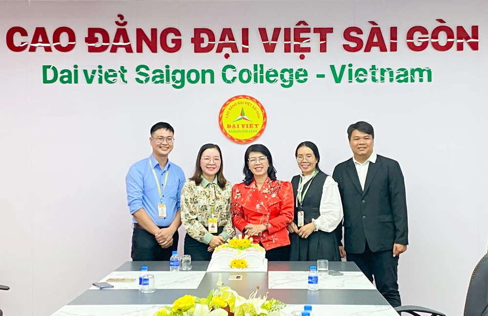Cao đẳng Đại Việt Sài Gòn Đón Tiếp Đoàn Lãnh Đạo Phường Tân Sơn Hòa Chúc Mừng Ngày 20/11