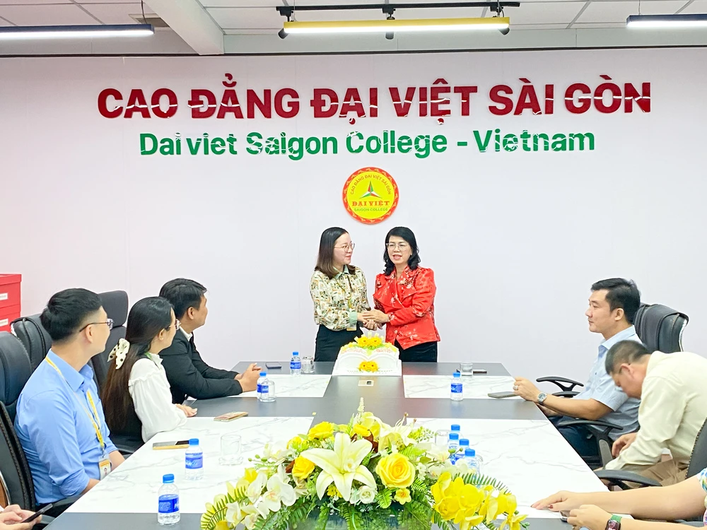 Cao đẳng Đại Việt Sài Gòn Đón Tiếp Đoàn Lãnh Đạo Phường Tân Sơn Hòa Chúc Mừng Ngày 20/11