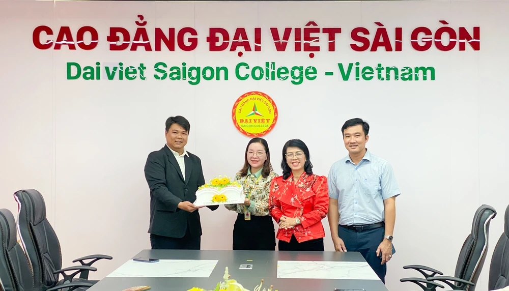 Cao đẳng Đại Việt Sài Gòn Đón Tiếp Đoàn Lãnh Đạo Phường Tân Sơn Hòa Chúc Mừng Ngày 20/11