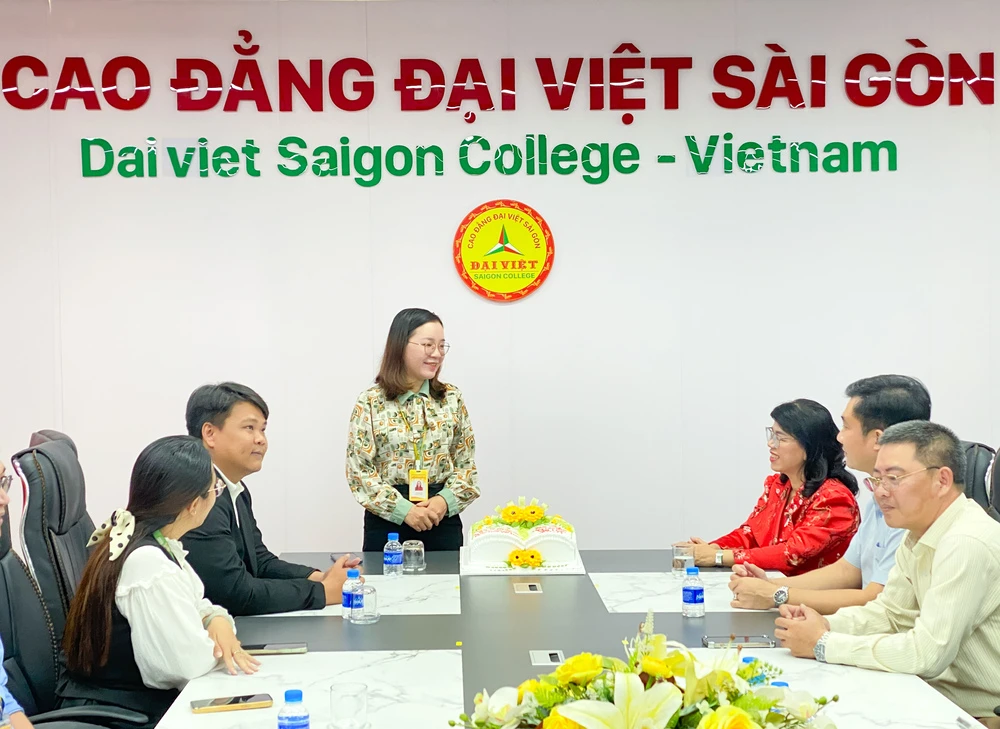 Cao đẳng Đại Việt Sài Gòn Đón Tiếp Đoàn Lãnh Đạo Phường Tân Sơn Hòa Chúc Mừng Ngày 20/11