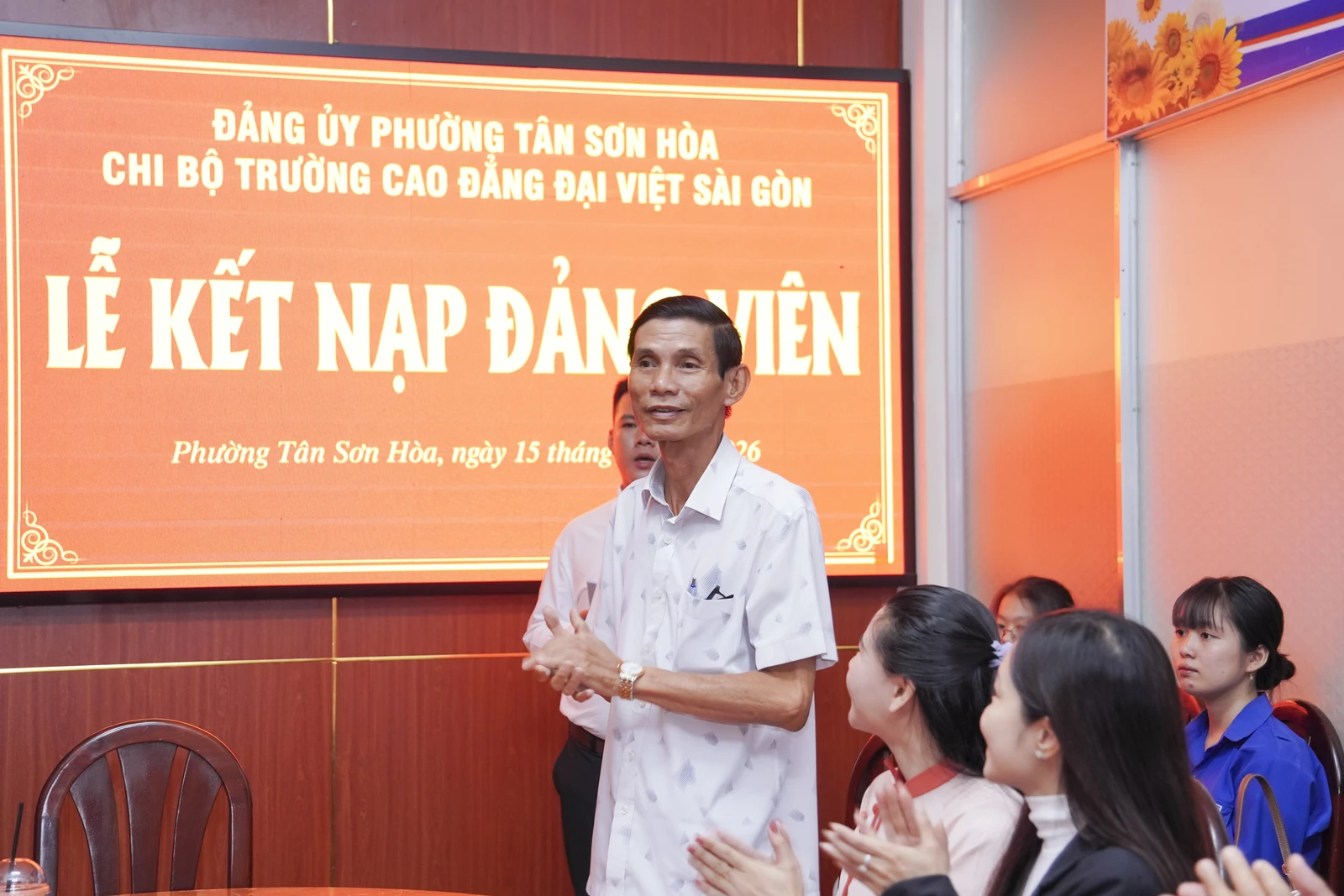 CHI BỘ TRƯỜNG CAO ĐẲNG ĐẠI VIỆT SÀI GÒN TỔ CHỨC LỄ KẾT NẠP ĐẢNG VIÊN MỚI