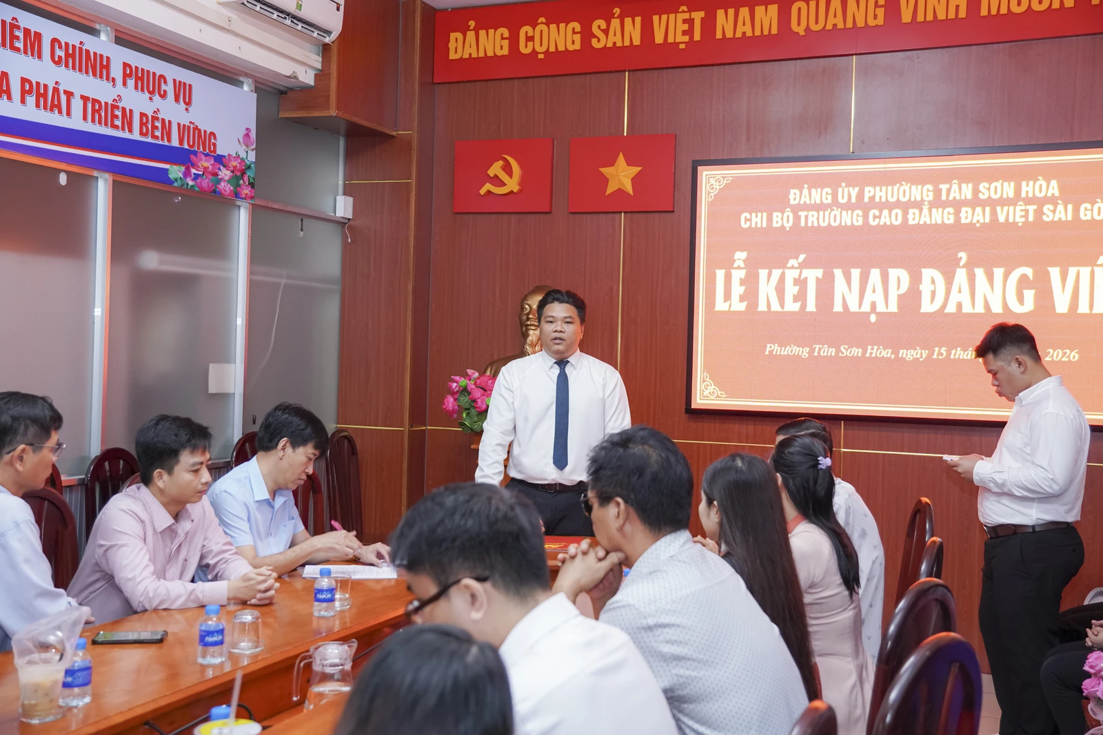 CHI BỘ TRƯỜNG CAO ĐẲNG ĐẠI VIỆT SÀI GÒN TỔ CHỨC LỄ KẾT NẠP ĐẢNG VIÊN MỚI