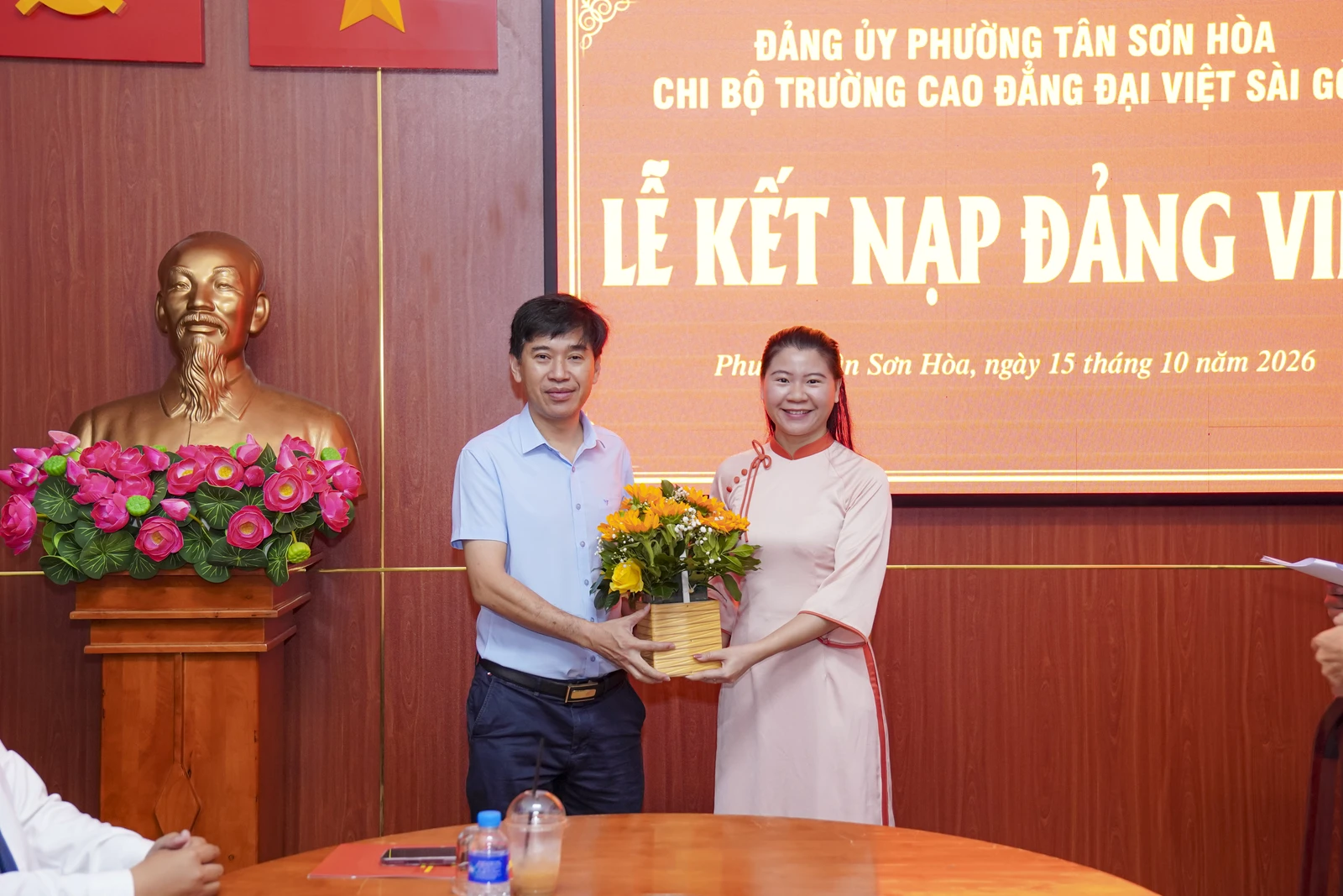 CHI BỘ TRƯỜNG CAO ĐẲNG ĐẠI VIỆT SÀI GÒN TỔ CHỨC LỄ KẾT NẠP ĐẢNG VIÊN MỚI