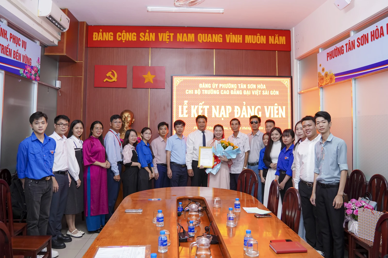 CHI BỘ TRƯỜNG CAO ĐẲNG ĐẠI VIỆT SÀI GÒN TỔ CHỨC LỄ KẾT NẠP ĐẢNG VIÊN MỚI