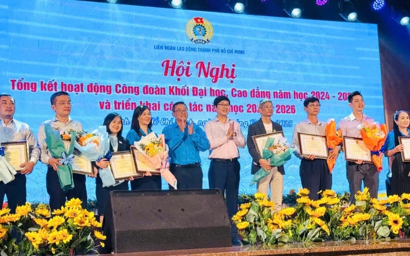 ĐẠI VIỆT SÀI GÒN NHẬN BẰNG KHEN LĐLĐ TP.HCM NĂM HỌC 2024–2025