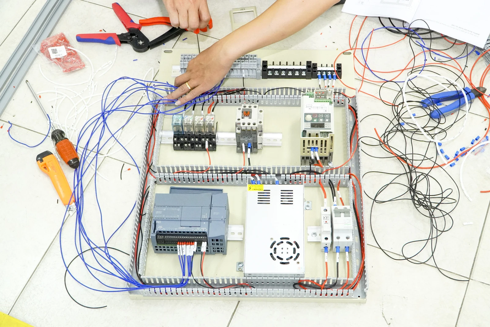 "ĐỘ" CHỈNH CHỨ KO "ĐỘ" CHƠI: NGÀNH THI “ĐIỀU KHIỂN TỰ ĐỘNG” DVE LÊN SÀN THI GIỎI NGHỀ 2026 CẤP THÀNH PHỐ!