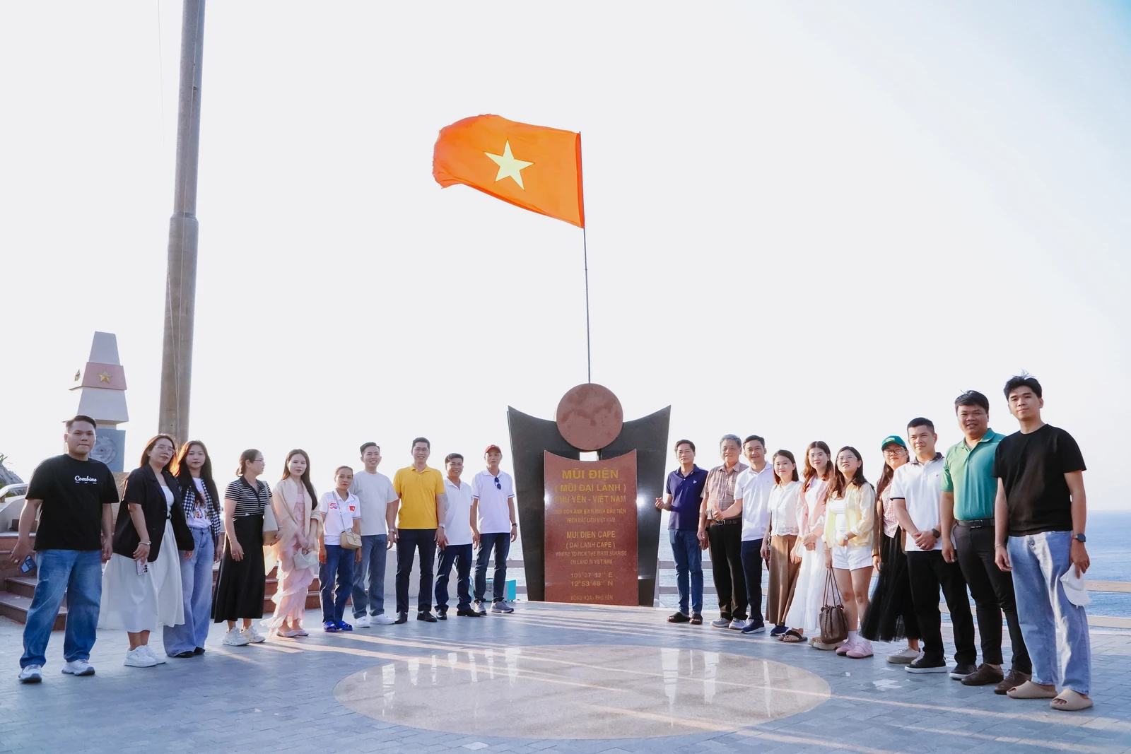 HÀO HÙNG TIẾNG HÁT QUỐC CA GIỮA BÌNH MINH CỰC ĐÔNG TỔ QUỐC