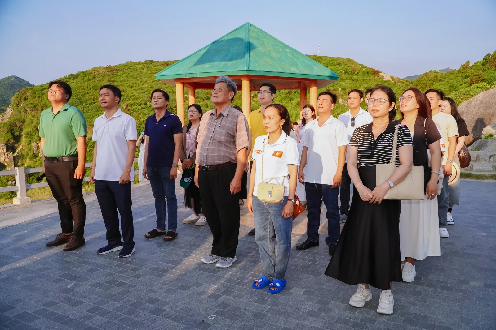 HÀO HÙNG TIẾNG HÁT QUỐC CA GIỮA BÌNH MINH CỰC ĐÔNG TỔ QUỐC