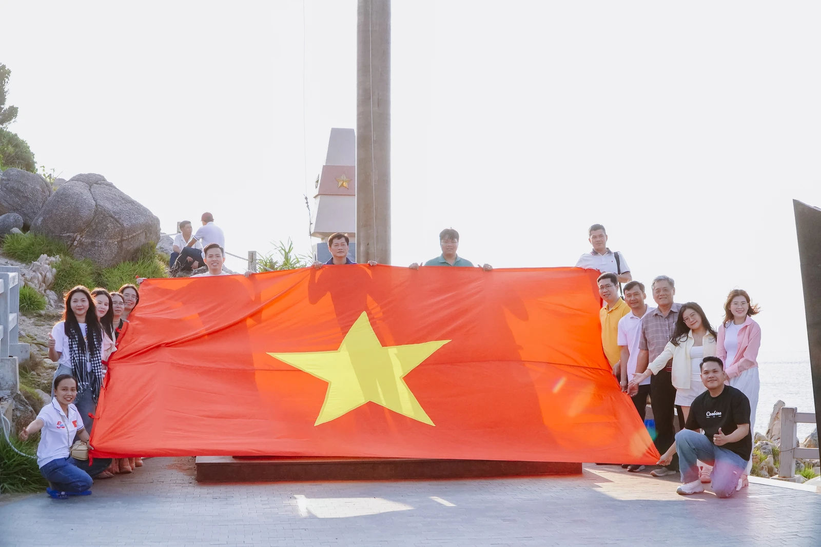 HÀO HÙNG TIẾNG HÁT QUỐC CA GIỮA BÌNH MINH CỰC ĐÔNG TỔ QUỐC