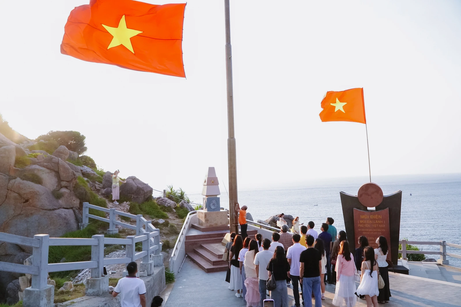 HÀO HÙNG TIẾNG HÁT QUỐC CA GIỮA BÌNH MINH CỰC ĐÔNG TỔ QUỐC