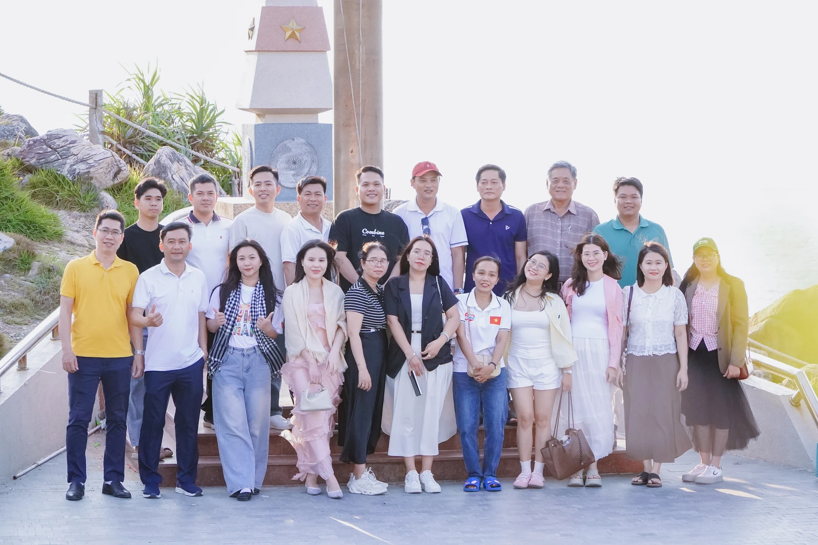 HÀO HÙNG TIẾNG HÁT QUỐC CA GIỮA BÌNH MINH CỰC ĐÔNG TỔ QUỐC