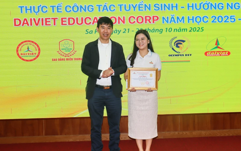 Trường Cao Đẳng Đại Việt Sài Gòn Trao Quà Cho Các Em Nhỏ Vùng Cao Tả Phời